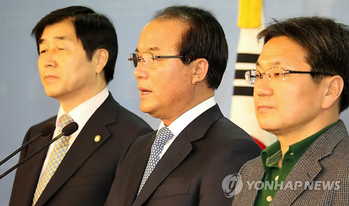 ▲ 국회 예결위 정갑윤 위원장(가운데)과 한나라당 간사인 장윤석(왼쪽), 민주당 간사인 강기정 의원(오른쪽)이 30일 국회 정론관에서 새해 예산안 합의처리 기자회견을 하고 있다. ⓒ연합뉴스