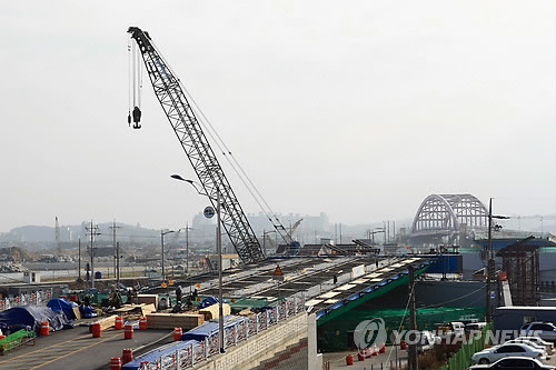 ▲ 국토부가 감리전문회사의 등록규제 완화를 골자로 하는 개정 건설기술관리법 시행령 및 시행규칙을 내년 1월1일부터 시행한다고 밝혔다. 해당 이미지는 교량 공사현장 자료사진.ⓒ뉴데일리 편집국