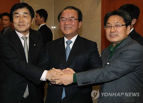 ▲ '어째 표정들이..' 국회 예결위 정갑윤 위원장(가운데)과 한나라당 간사인 장윤석(왼쪽), 민주당 간사인 강기정 의원(오른쪽)이 30일 국회 정론관에서 새해 예산안 합의처리 기자회견을 마치고 나서 손을 잡고 있다. ⓒ연합뉴스