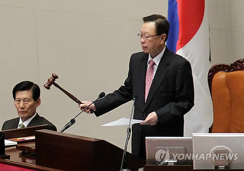 ▲ 한나라당과 미래희망연대 등 민주통합당을 제외한 의원들이 31일 밤 새해를 불과 40분여 남겨둔 11시20분께 325조4천억원 규모의 새해 예산안을 민주통합당 의원들의 퇴장속에 본회의에서 표결 처리, 박희태 의장이 가결을 선언하고 있다.ⓒ 연합뉴스