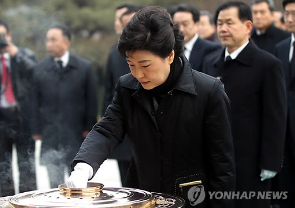 ▲ 한나라당 박근혜 비상대책위원장이 임진년 새해 첫날인 1일 오전 서울 동작동 국립 현충원에서 현충탑에 분향하고 있다. ⓒ 연합뉴스