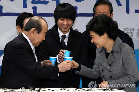 ▲ 한나라당 박근혜 비대위원장 등 지도부가 1일 여의도 당사에서 열린 임진년 신년 단배식에서 건배하고 있다.  ⓒ 연합뉴스