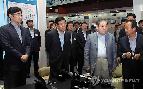 ▲ 이건희 회장이 이재용 사정과 함께 선진제품 비교전시회를 둘러보고 있다.ⓒ