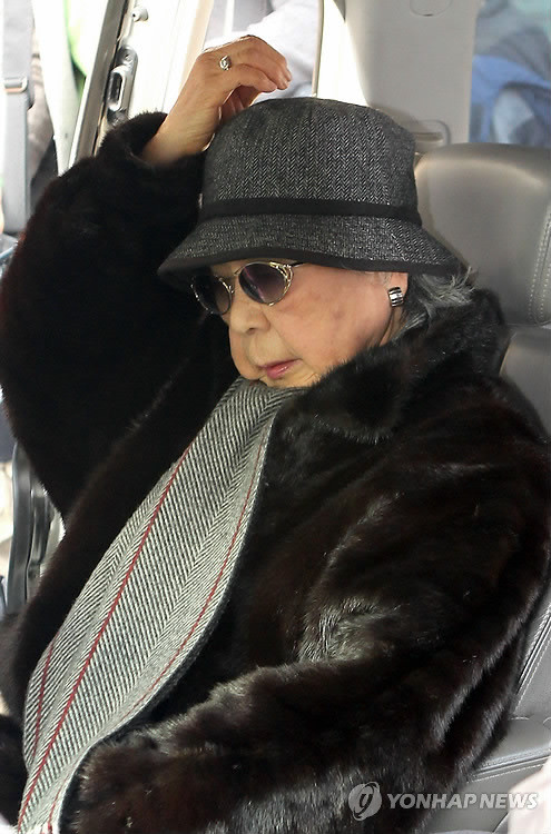 ▲ 통영 출신의 음악가 윤이상씨의 부인 이수자씨가 김정일을 조문하고 1일 부산 김해공항으로 입국, 차량에 오르고 있다. ⓒ 연합뉴스