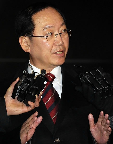 ▲ 최구식 의원이 지난달 29일 서울중앙지검에서 디도스 공격 사건과 관련해 참고인 자격으로 조사받고 나오며 취재진들의 질문에 답하고 있다. ⓒ연합뉴스