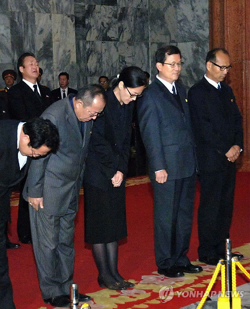 ▲ 코리아연대 황혜로(가운데) 공동대표가 지난 27일 김정일을 조문하고 있다. ⓒ 연합뉴스