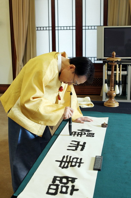 ▲ 이명박 대통령이 2012년 신년화두로 정한 고사성어 臨事而懼(임사이구)를 적어내려가고 있다. 임사이구란 어려운 시기, 큰 일에 임하여 엄중한 마음으로 신중하고 치밀하게 지혜를 모아 일을 잘 성사시킨다는 의미로 임기 말 '안정'을 최우선 과제로 하겠다는 의지다. ⓒ 청와대
