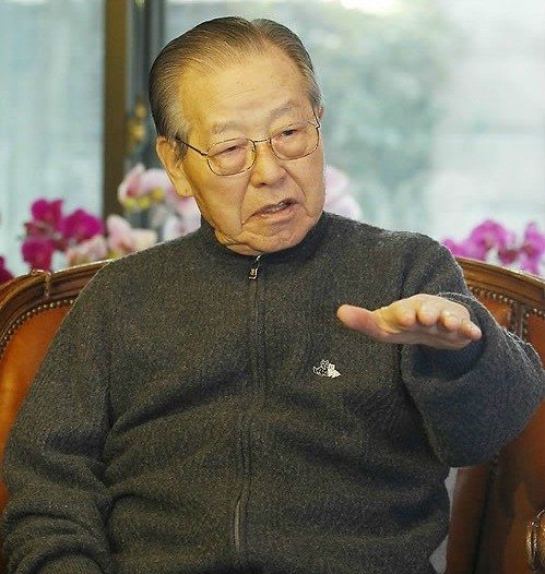 ▲ 김종필 전 총리가 2일 서울 중구 신당동 자택을 예방한 박희태 국회의장과 대화를 나누고 있다. ⓒ연합뉴스