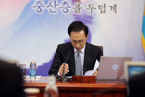 ▲ 3일 이명박 대통령이 국무회의에서 자료를 검토하고 있다. ⓒ 청와대