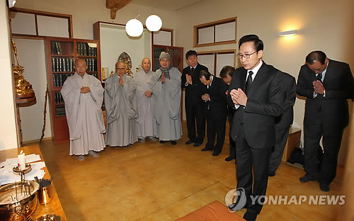 ▲ 이명박 대통령이 3일 오전 경국사에 마련된 지관스님 분향소를 찾아 조문하고 있다. ⓒ 연합뉴스