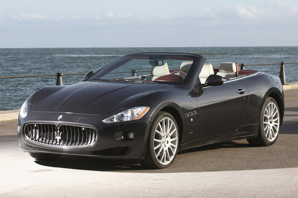 ▲ 마세라티의 호화 컨버터블 '그란카브리오'. 국내 판매가는 2억3,550만 원부터다. 옵션에 따라 더 높아진다.