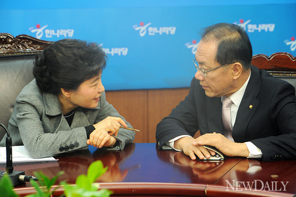 ▲ 한나라당 박근혜 비상대책위원장과 황우여 원내대표가 대화를 나누고 있다. ⓒ양호상 기자