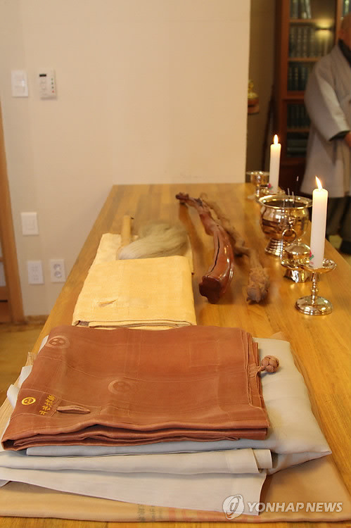 ▲ 전 조계종 총무원장 지관스님의 유품. 아래부터 시계방향으로 가사, 금란가사, 불자, 주장자.