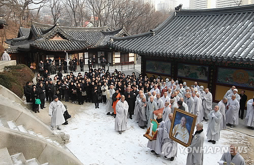 ▲ 전 조계종 총무원장 지관스님의 유품. 아래부터 시계방향으로 가사, 금란가사, 불자, 주장자.