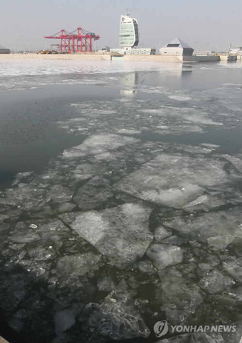 ▲ 강추위로 결빙된 경인아라뱃길  (인천=연합뉴스) 하사헌 기자 = 강추위가 찾아온 4일 오후 인천시 서구 오류동 경인아라뱃길 인천터미널 일대에 얼음이 덮여 있다. 2012.1.4