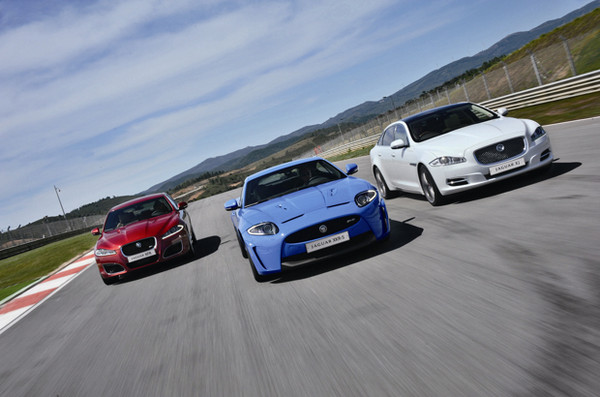 ▲ 재규어의 라인업. XKR 쿠페를 중심으로 XF, 올 뉴 XJ가 있다.