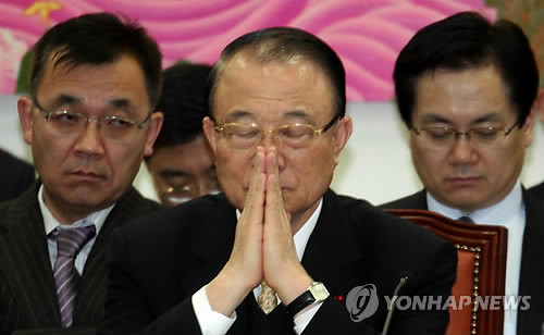 ▲ 최시중 방송통신위원장이 5일 국회 문방위에서 손을 모으고 의원들의 발언을 듣고 있다. ⓒ연합뉴스