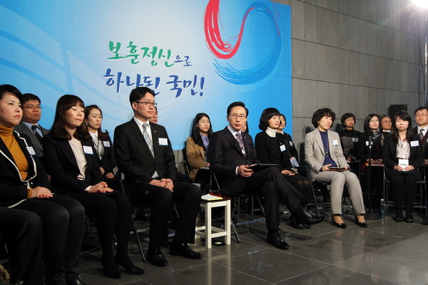 ▲ 이명박 대통령이 지난 4일 국가보훈처 업무보고를 받고 있다. ⓒ 대통령실