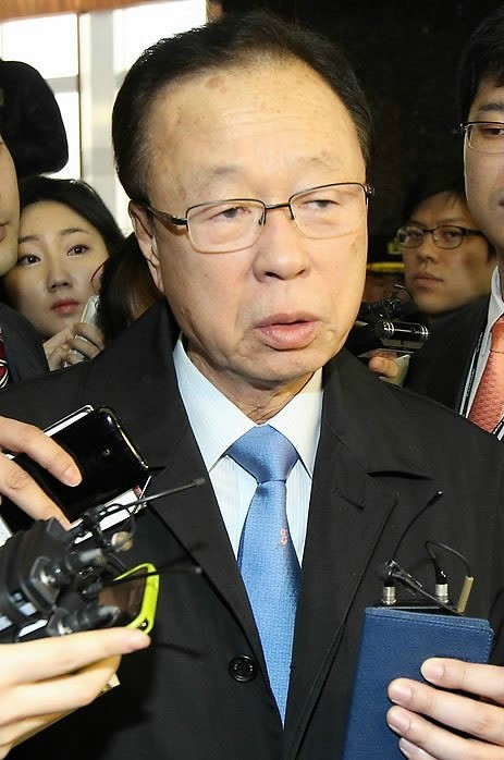 ▲ 박희태 국회의장이 6일 오전 국회 의장실로 향하며 '전당대회 돈봉투' 폭로 파문과 관련해 입장을 밝히고 있다. ⓒ연합뉴스