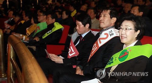 ▲ 지난달 26일 양재동 교육문화회관에서 민주통합당 새 지도부 선출을 위해 열린 예비경선에서 1ㆍ15 전당대회 출마자로 확정된 후보들이 두손을 잡고 포즈를 취하고 있다. ⓒ연합뉴스