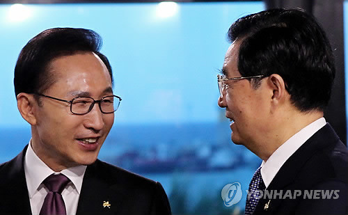 ▲ 지난 11월 4일 이명박 대통령이 프랑스 칸의 르 팔레 데 페스티벌에서 열린 G20 정상회의에서 후진타오 중국 국가주석과 이야기를 나누고 있는 모습ⓒ연합뉴스