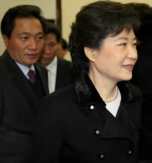 ▲ 한나라당 박근혜 비대위원장이 9일 이학재 비서실장과 함께 국회에서 열린 비상대책위원회의장으로 들어서고 있다. ⓒ연합뉴스