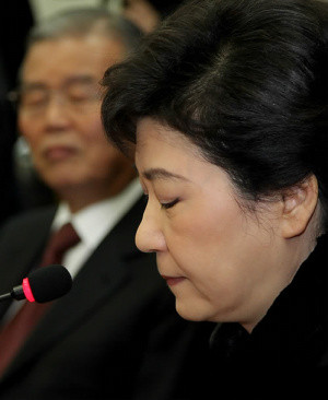 한나라당 박근혜 비대위원장이 9일 국회에서 열린 비상대책위원회의에서 굳은 표정으로 앉아 있다. ⓒ 연합뉴스