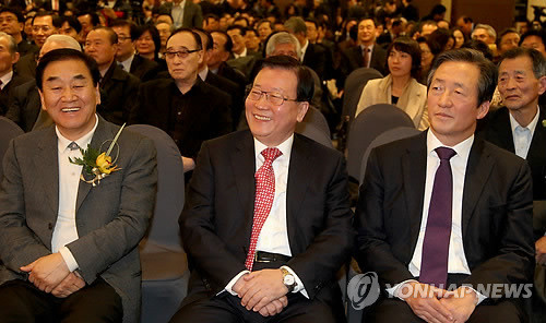 ▲ 한나라당 정몽준 전 대표(오른쪽부터)와 박세일 한반도선진화재단 이사장, 이재오 의원이 9일 여의도 63빌딩에서 열린 `정몽준의 약속, 소통' 출판기념회에서 나란히 앉아 있다. ⓒ연합뉴스