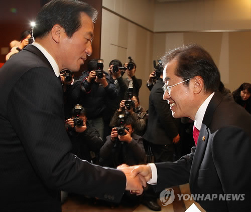 ▲ 한나라당 정몽준 전 대표와 홍준표 전 대표가 9일 여의도 63빌딩에서 열린 `정몽준의 약속, 소통' 출판기념회에서 악수하고 있다. ⓒ연합뉴스