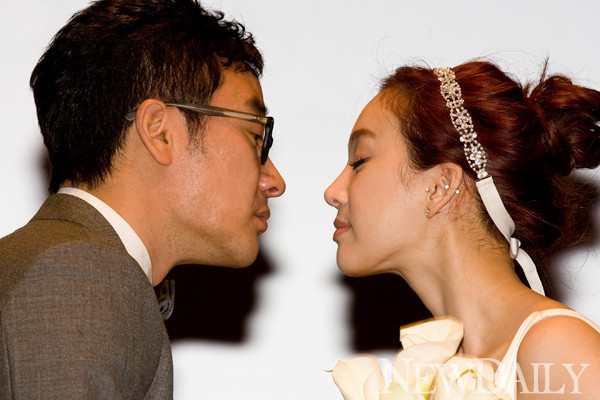 ▲ 영화 '네버엔딩 스토리' 제작보고회 당시 결혼식 퍼포먼스를 갖고 있는 배우 엄태웅과 정려원.  ⓒ 고경수 기자