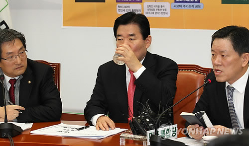 ▲ 민주통합당 김진표 원내대표가 10일 오전 국회에서 열린 원내대책회의에서 모두발언을 마친뒤 물을 마시고 있다. ⓒ연합뉴스