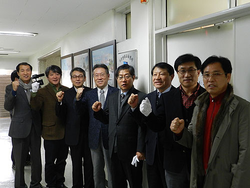 ▲ 10일 경기도청 제2별관에서 열린 경기도 기후변화 교육센터 개소식에서 관계자들이 기념촬영을 하고 있다. ⓒ 뉴데일리