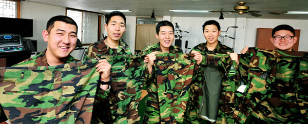 ▲ 이등병 시절 입었던 군복을 들어 보이는 '다이어트 전사'들.