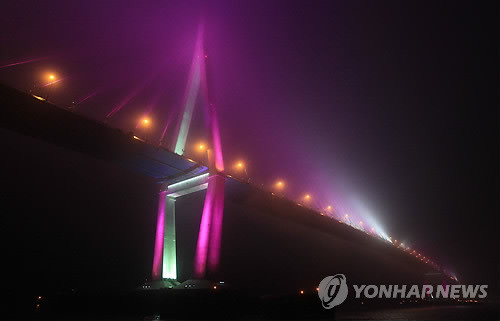 ▲ 인천시가 기존 교량 손실보전금 부담문제를 놓고 갈등을 빚는 국토부의 반대에도 불구, 청라지구와 영종도를 잇는 제3연륙교 착공을 강행하겠다는 입장을 밝혔다. 해당 이미지는 인천대교의 야경관련 자료사진.ⓒ뉴데일리 편집국
