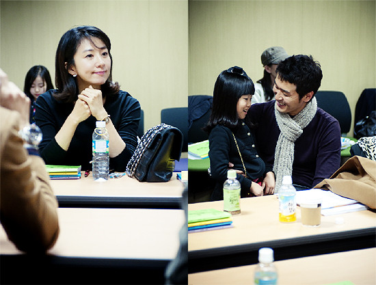 ▲ 배우 김희애의 대본 리딩 모습이 화제다. ⓒ  JTBC 제공