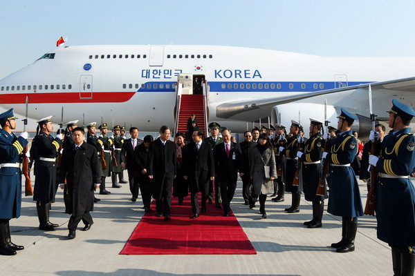 ▲ 9일 중국을 국빈 방문한 이명박 대통령이 공항에서 중국 대표단의 환영을 받고 있다. ⓒ 청와대