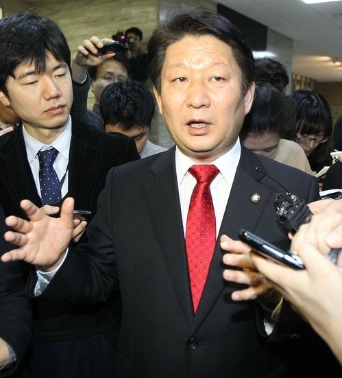 ▲ 한나라당 권영진 의원이 11일 오전 국회에서 열린 한나라당 비상대책위원회 정강정책개정 소위원회 회의에 참석하기 앞서 당 정강의 '보수' 표현 삭제에 관해 묻는 취재진의 질문에 답하고 있다. ⓒ연합뉴스