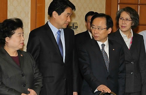 ▲ 한나라당 이주영 정책위의장이 11일 오전 국회 귀빈식당에서 학교폭력 근절대책 협의를 위해 열린 당정협의에서 이주호 교과부 장관, 김금래 여성가족부 장관과 이야기를 나누고 있다. 왼쪽부터 김금래 여성가족부 장관, 이주호 교과부 장관, 이주영 정책위의장, 이양희 비상대책위원. ⓒ연합뉴스