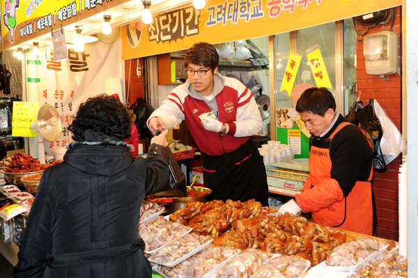 ▲ 대학 졸업을 앞둔 장수현씨가 족발가게에서 물건을 팔고 있다. ⓒ 양호상기자