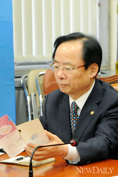 ▲ 12일 서울 여의도 국회의사당에서 열린 한나라당 비상대책위원회 회의에 참석한 이주영 정책위의장. ⓒ뉴데일리