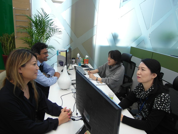 ▲ 12일 문을 연 여의도글로벌비지니스센터에서 외국인들이 상담을 받고 있다.ⓒ 사진 제공=서울시