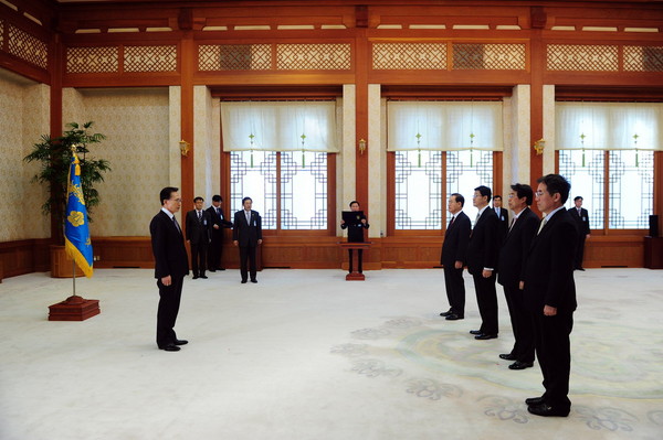 ▲ 총선 출마를 위해 소위 MB맨들이 출마를 하면서 고위 공무원 인사도 바삐 진행되는 모습이다. 사진은 지난 12월 대통령실장 등에 대한 임명장 수여식 장면 ⓒ 청와대