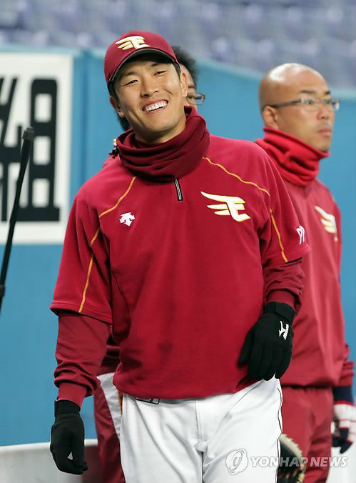 ▲ 연습 도중 활짝웃고 있는 라쿠텐 시절의 김병현.  ⓒ 연합뉴스