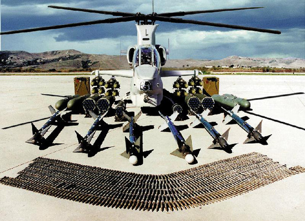 ▲ 美시콜스키사의 AH-1Z 바이퍼가 장착 가능한 무장을 전시 중이다.