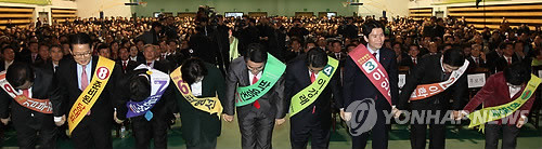 ▲ 12일 오후 경기도 수원 아주대학교 체육관에서 열린 민주통합당 당대표 및 최고위원 선출을 위한 합동 연설회에 참가한 당대표 후보들이 당원들에게 인사하고 있다. 오른쪽부터 한명숙.이학영.이인영.이강래.박용진.박영선.문성근.박지원.김부겸 후보.ⓒ연합뉴스