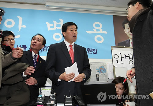 ▲ 돈봉투를 돌리라고 지시한 적 없다는 내용의 기자회견을 한 안병용 서울 은평갑 당협위원장.ⓒ