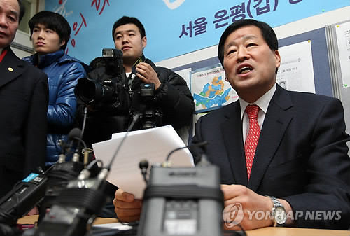 ▲ 한나라당 전당대회를 앞두고 원외인사들에게 돈봉투를 돌린 혐의로 검찰 조사를 받고 있는 안병용 한나라당 은평갑 당협위원장이 13일 오후 서울 응암동 자신의 사무실에서 기자회견을 열어 입장을 밝히고 있다. ⓒ연합뉴스