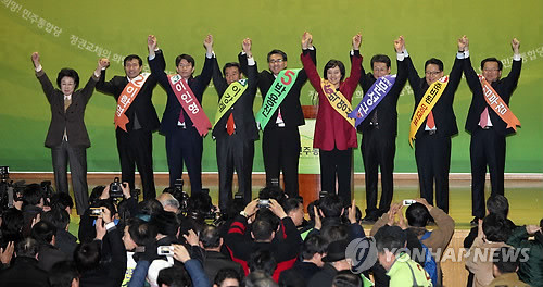 ▲ 13일 오후 인천시 인천고등학교 강당에서 열린민주통합당 당대표 및 최고위원 선출을 위한 합동 연설회에서 당대표 후보들이 손을 맞잡아들고 당원들에게 인사하고 있다. 왼쪽부터 한명숙, 이학영, 이인영, 이강래, 박용진, 박영선, 문성근, 박지원, 김부겸 후보. ⓒ 연합뉴스