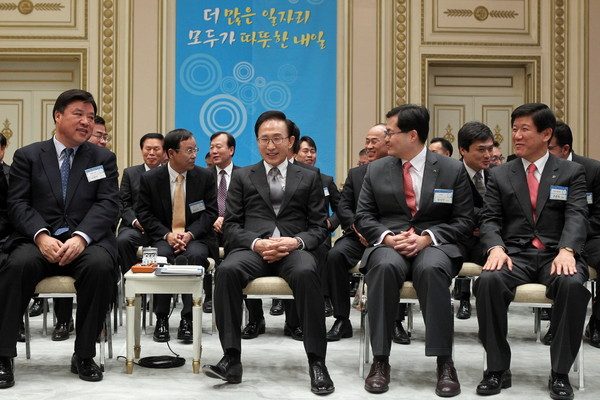 ▲ 13일 열린 110차 비상경제대책회의에서 이명박 대통령이 100대 우수 기업으로 선정된 기업 대표들과 환담을 나누고 있다. ⓒ 청와대