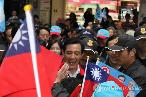▲ 재선에 도전하고 있는 마잉주 대만 총통이 대만 북부 신베이시 딴쉐이 거리에서 유권자들과 만나고 있다. 2012.1.11.ⓒ